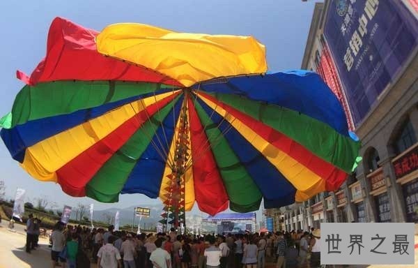 世界上最大的伞,高14米直径23米(图)