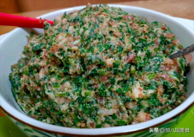 ​荠荠菜饺子馅怎么做好吃？这样做，馅料鲜嫩不干巴，味道香