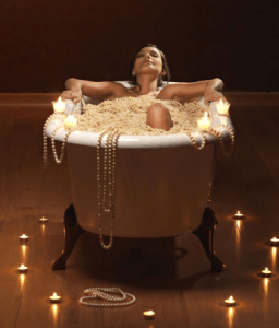 ​珍珠项链能戴着洗澡吗？