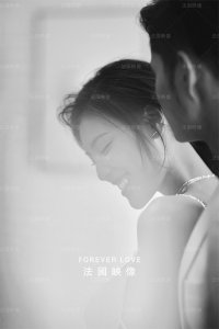 ​胸小穿婚纱怎么办怎么选择（胸小偏瘦穿什么婚纱好看？领形的选择很重要！）