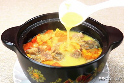 ​如何炖排骨汤 炖排骨汤，很多人容易犯这3个错误！难怪汤不鲜肉不嫩、长知识了