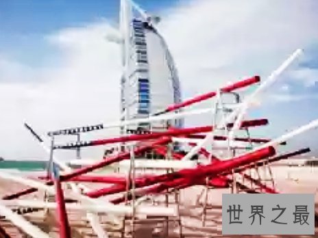 全球十大海滩雕塑排行榜,若隐若现的海蛇像活着的巨蟒一般。