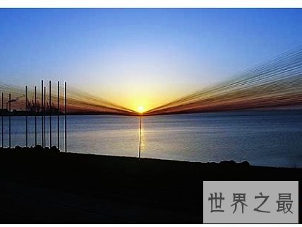 全球十大海滩雕塑排行榜,若隐若现的海蛇像活着的巨蟒一般。