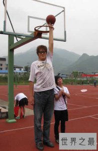 ​亚洲第一巨人张欢，身高2.38米(亚洲排名老五)