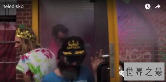 世界上最小的夜店,只能容纳2个人(体验肉体摩擦刺激)