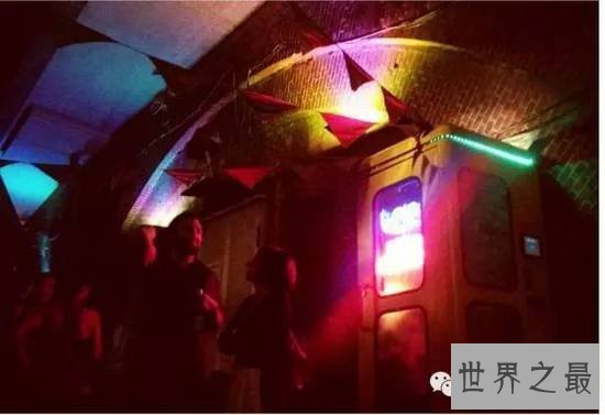 世界上最小的夜店,只能容纳2个人(体验肉体摩擦刺激)