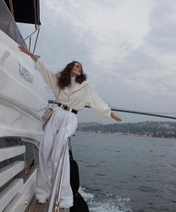 ​夏季白色阔腿裤配什么上衣好看（白色阔腿裤配什么颜色衣服）