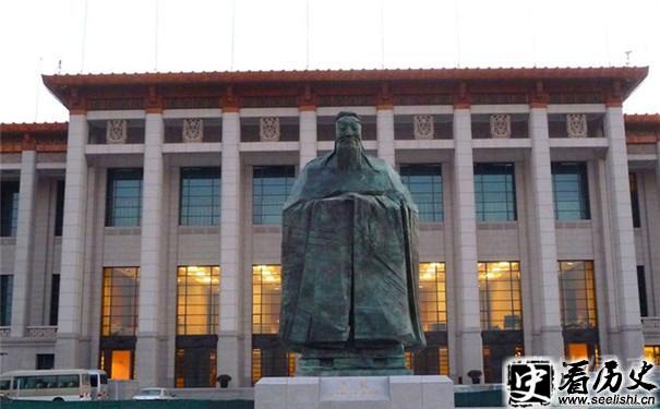 中国博物馆前的孔子雕像