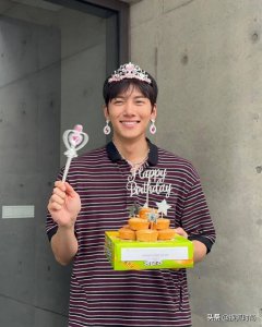 ​池昌旭(36岁池昌旭透露“单飞”后现状，竟与镜头前的精心打扮判若两人？)