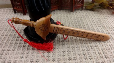 ​桃木剑的正确挂法及使用方法（桃木放久了招鬼）