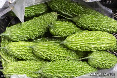 ​炒苦瓜时，直接下锅是不对的，多加这2步，好吃不苦又解暑