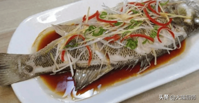 ​清蒸鲈鱼，别直接抹盐！教你正确做法，鱼肉鲜嫩入味，没一点腥味