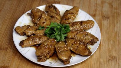 ​做红烧鸡翅时，多加这一步，鸡肉鲜嫩无腥味，常吃身体棒皮肤好