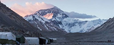 ​喜马拉雅山的成因 喜马拉雅山是由什么板块和什么板块挤压而成的