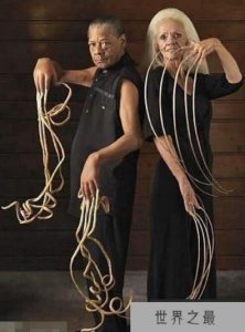 ​世界上指甲最长的人，李·雷德蒙德指甲长8米65(40年未剪过)