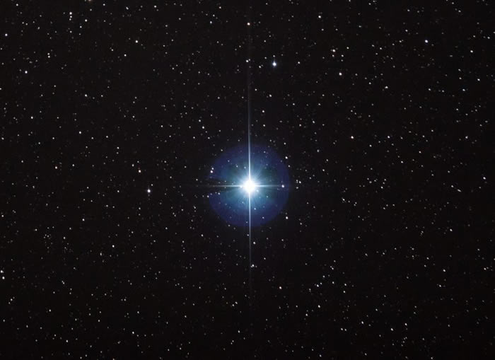 《天文学杂志》：发现巨大的、炙热的行星围绕织女星运行的新线索