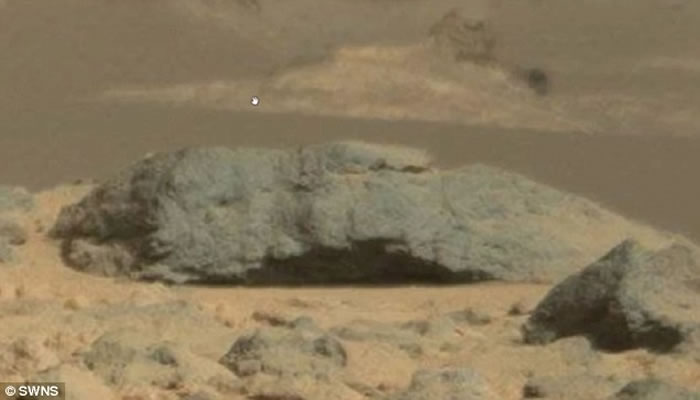 图中的“狮身人面像”位于较远距离,从外观上看,这个岩石结构有点儿像狮身人面像。