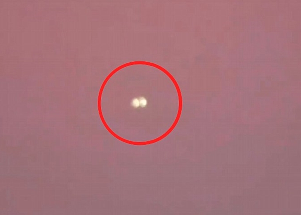 有网民推测是直升机，但有人反指外型不像，那确是UFO。