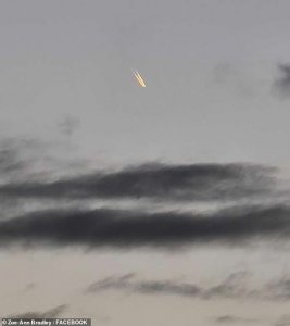 ​澳洲昆士兰省黄金海岸傍晚一个发光不明飞行物体划过上空