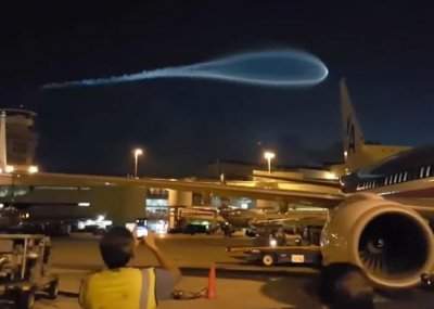 ​蝌蚪形蓝光现美国夜空 惹UFO入侵猜想