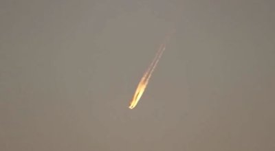 ​澳大利亚塔斯马尼亚州居民将穿越云层的飞机当成UFO外星飞船（视频）