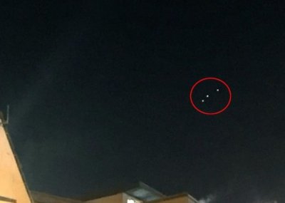 ​英国警员兄弟清晨出门上班发现足球场大小UFO