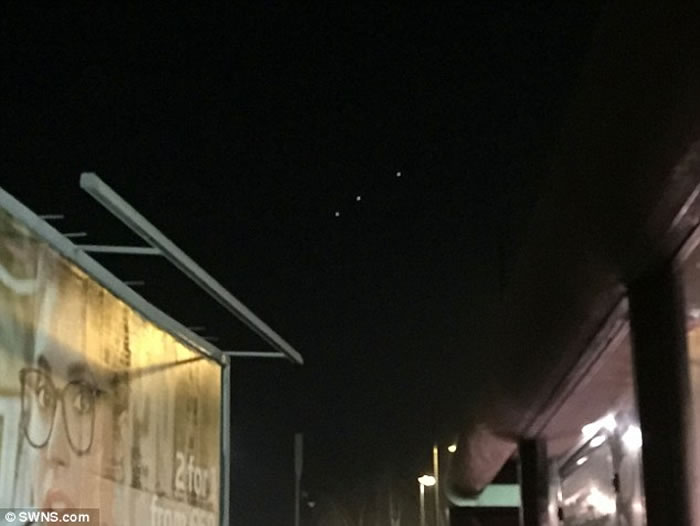 英国警员兄弟清晨出门上班发现足球场大小UFO