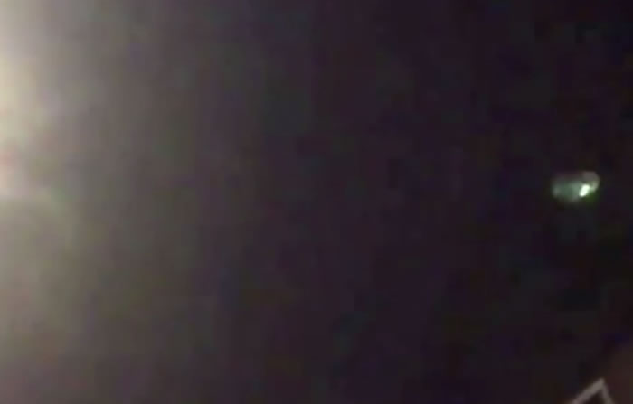 英国警员兄弟清晨出门上班发现足球场大小UFO