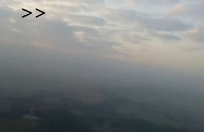 ​英国男子乘飞机时拍到窗外数颗疑似UFO的神秘白点一闪而过