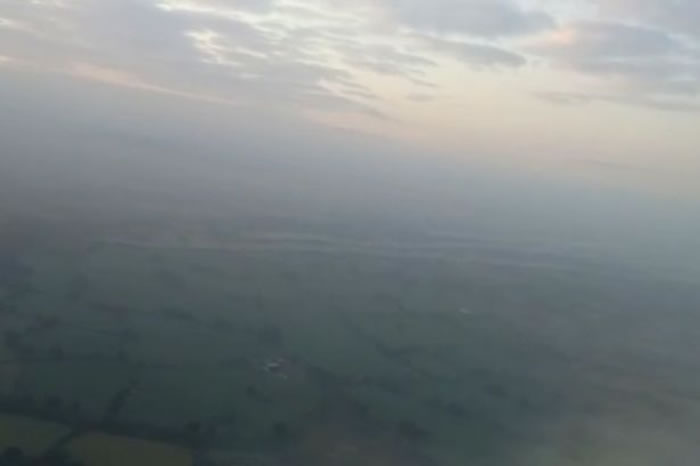 约数颗透明的小粒极速飞过,形成白线。