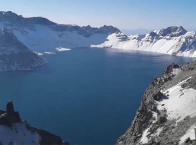 ​长白山国家公园工作人员拍摄到天池中出现类似于尼斯湖水怪的生物