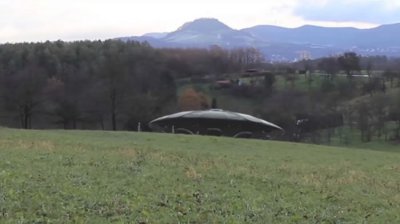 ​惊见UFO停在大草原上 两名外星人在草地上对话