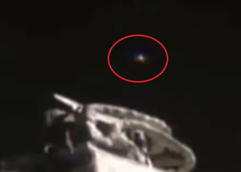 网民怀疑此光点（红圈）是UFO