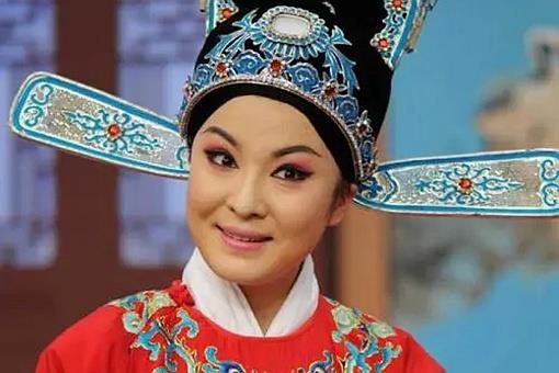 黄梅戏女驸马民女名叫冯素珍吗