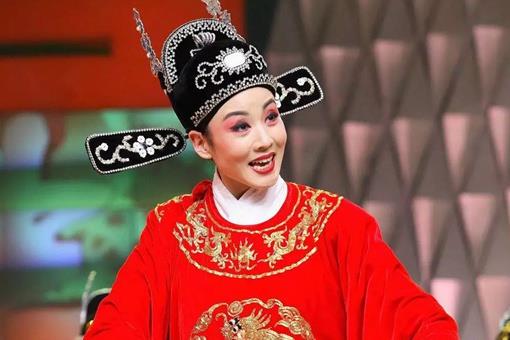 黄梅戏女驸马民女名叫冯素珍吗