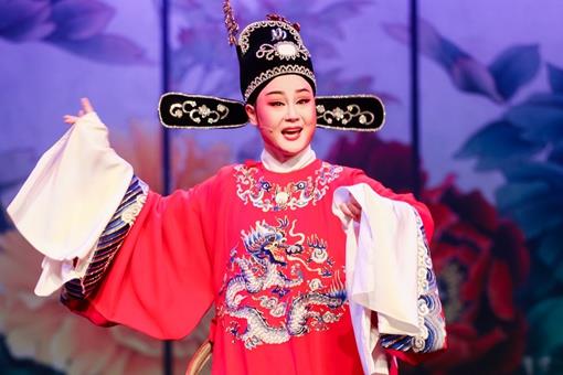 黄梅戏女驸马民女名叫冯素珍吗