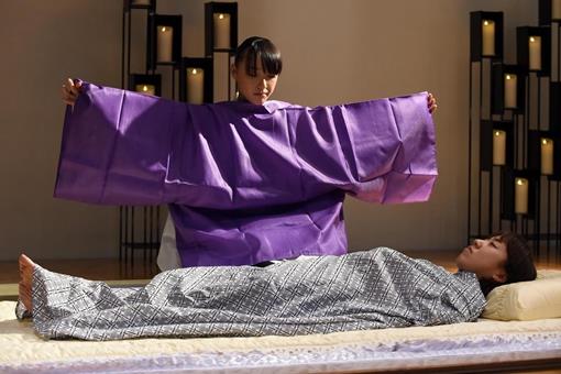 老人死后寿衣由谁穿上