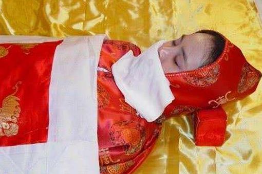 老人死后寿衣由谁穿上