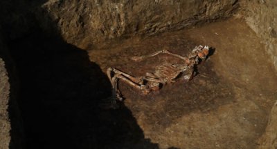 ​俄罗斯库班地区古墓发现公元前三千年的青铜时代武器 包括投石车和石球等投掷冷