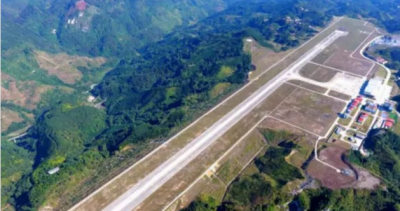 ​削平65座山建立的飞机场，其跑道是世界最窄跑道之一