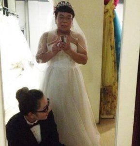 ​?世界之大无奇不有，就连她都吸上大烟了，哈哈