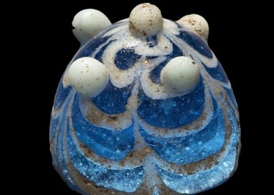 ​英国英格兰东北部林迪斯法尔海岸出土细小玻璃制品 疑为1200年前维京人棋子