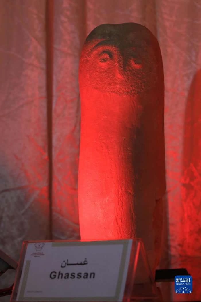 这是2月22日在约旦首都安曼拍摄的雕刻着精细的人物形象的石碑。