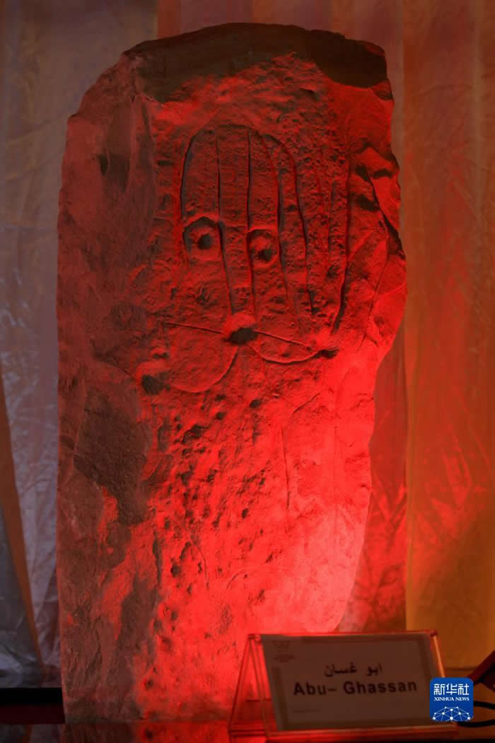 这是2月22日在约旦首都安曼拍摄的绘有人物形象和“沙漠风筝”等图案的石碑。