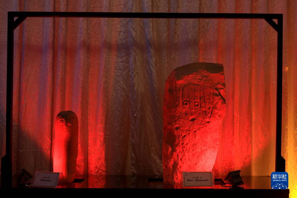 这是2月22日在约旦首都安曼拍摄的考古发现石碑。