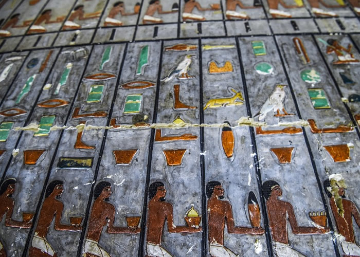 墓内的浮雕很精致。