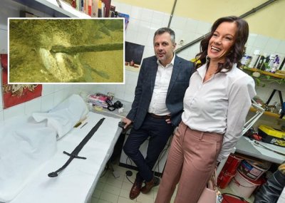 ​中世纪长剑插在波斯尼亚北部弗尔巴斯河河底 “沉睡”700年终见天日