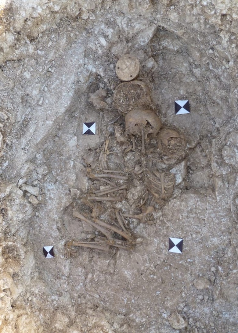 英国约克郡儿童墓穴中出土有5000年历史的石灰岩鼓 将在大英博物馆首次展出