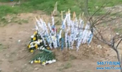 ​大白天吓死人，小区广场竟然有个坟头！