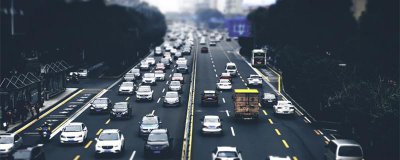 ​下坡时怎样用离合和刹车